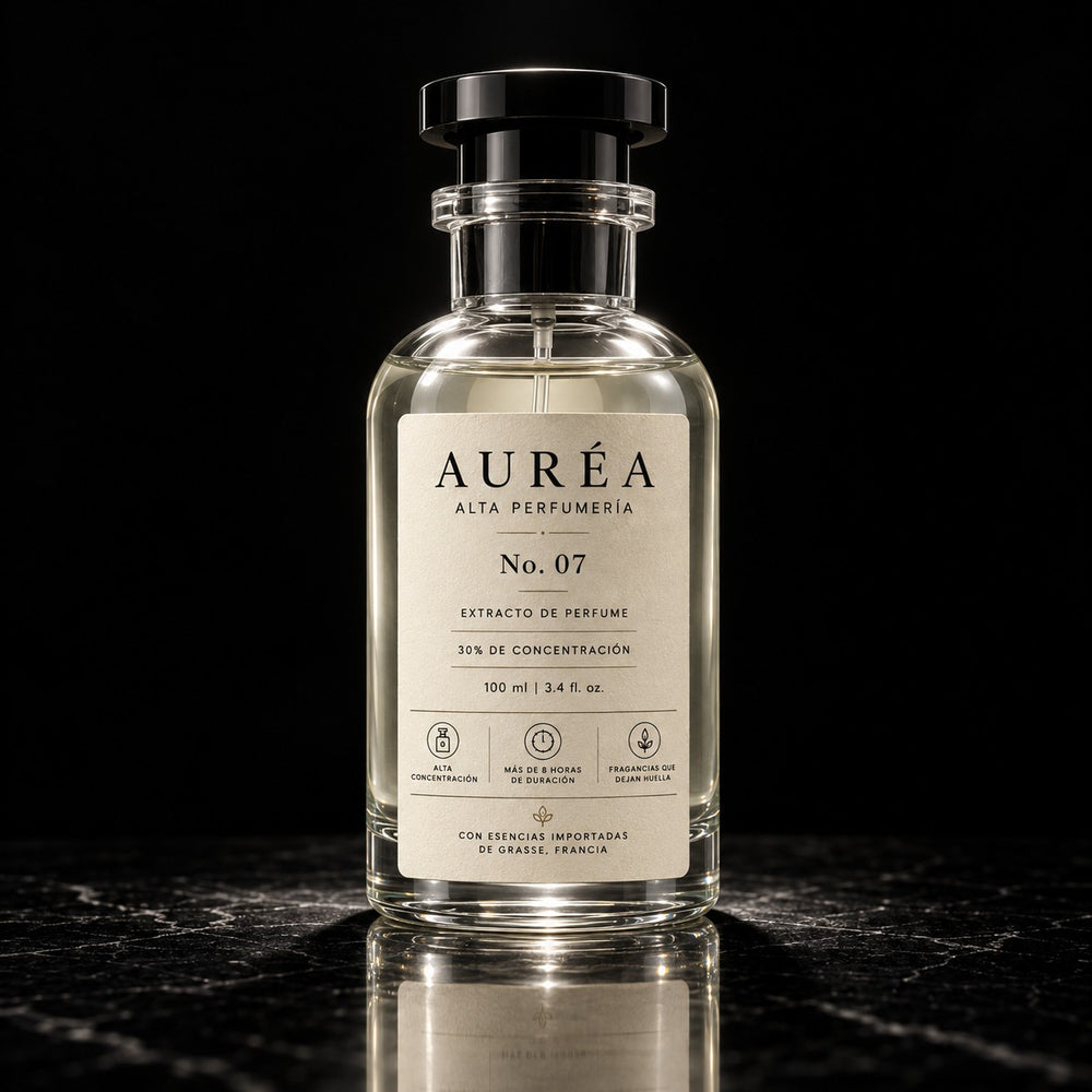 Frasco de perfume Auréa sobre mármol negro pulido frente a un fondo negro.
