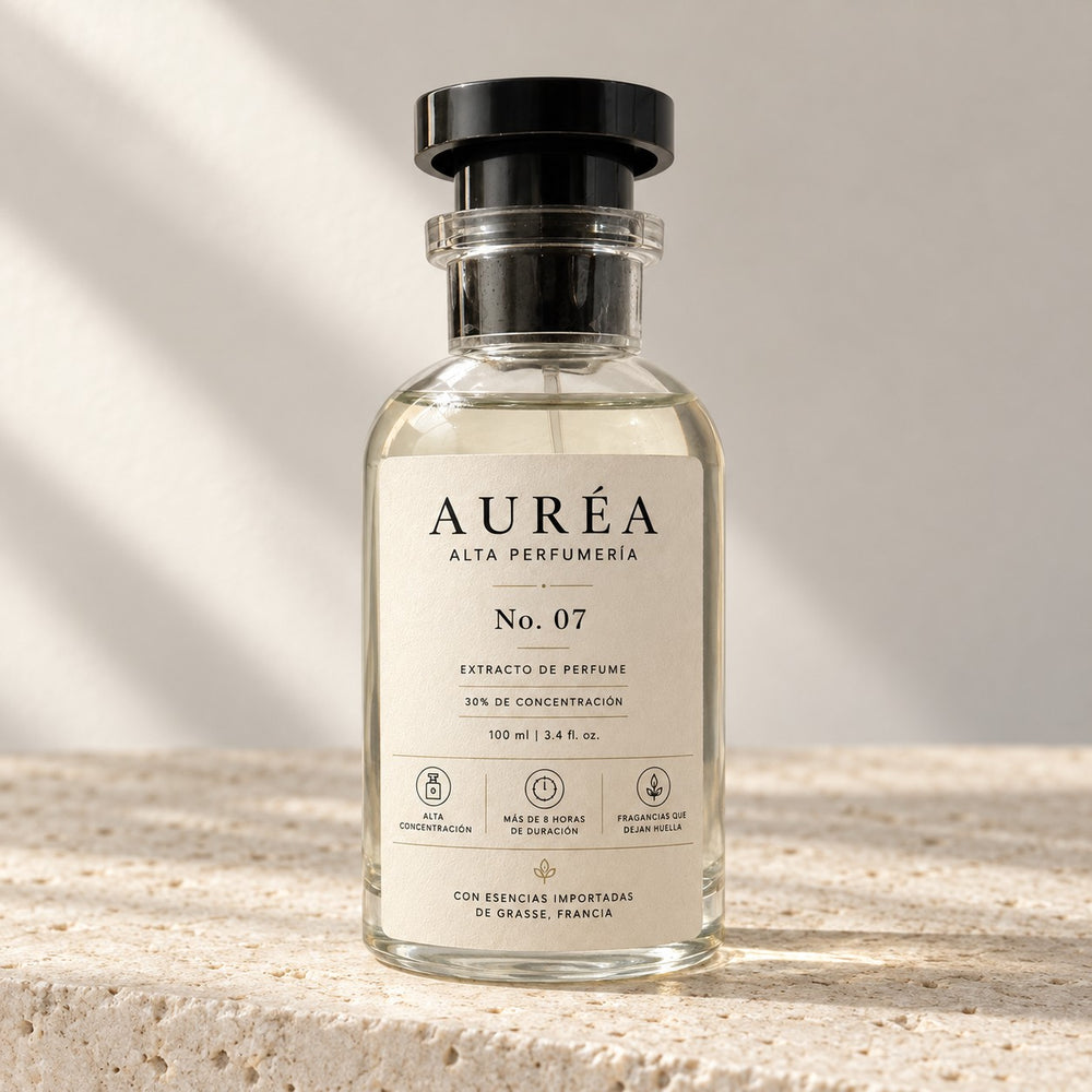 Frasco de perfume Auréa sobre una superficie de piedra clara, iluminado por luz natural.